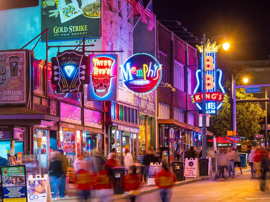 Luces de neón fuera de los bares de blues a lo largo de Beale Street en Memphis, Tennessee.
