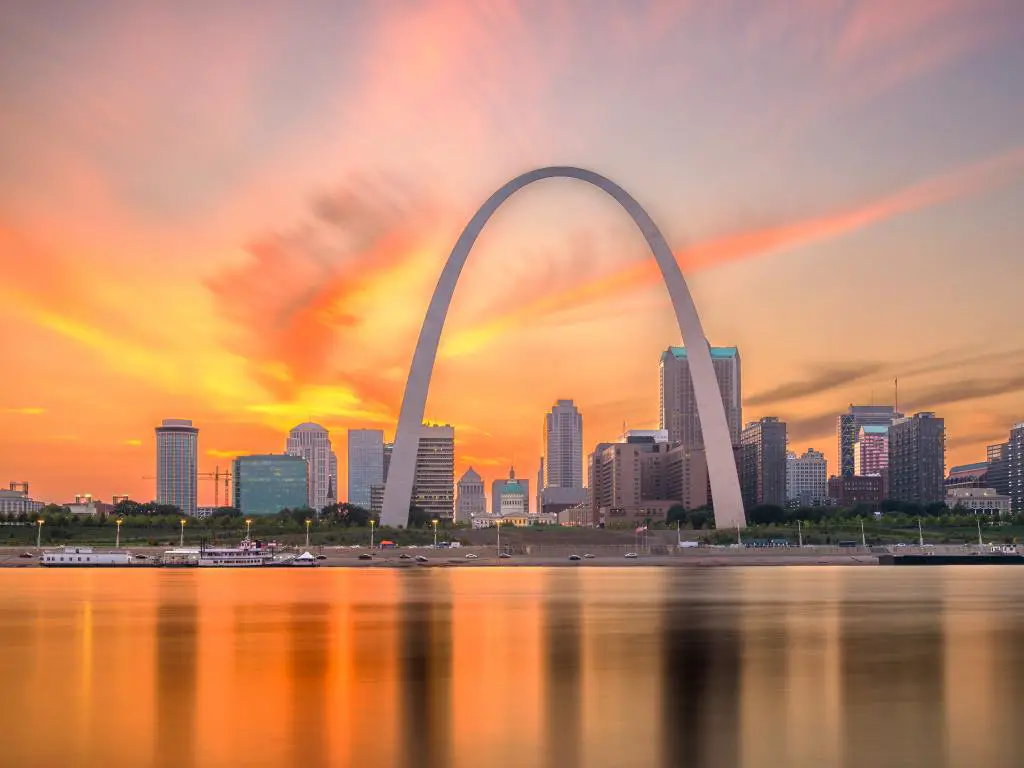 Vista del atardecer de Gateway Arch en St Louis, Missouri