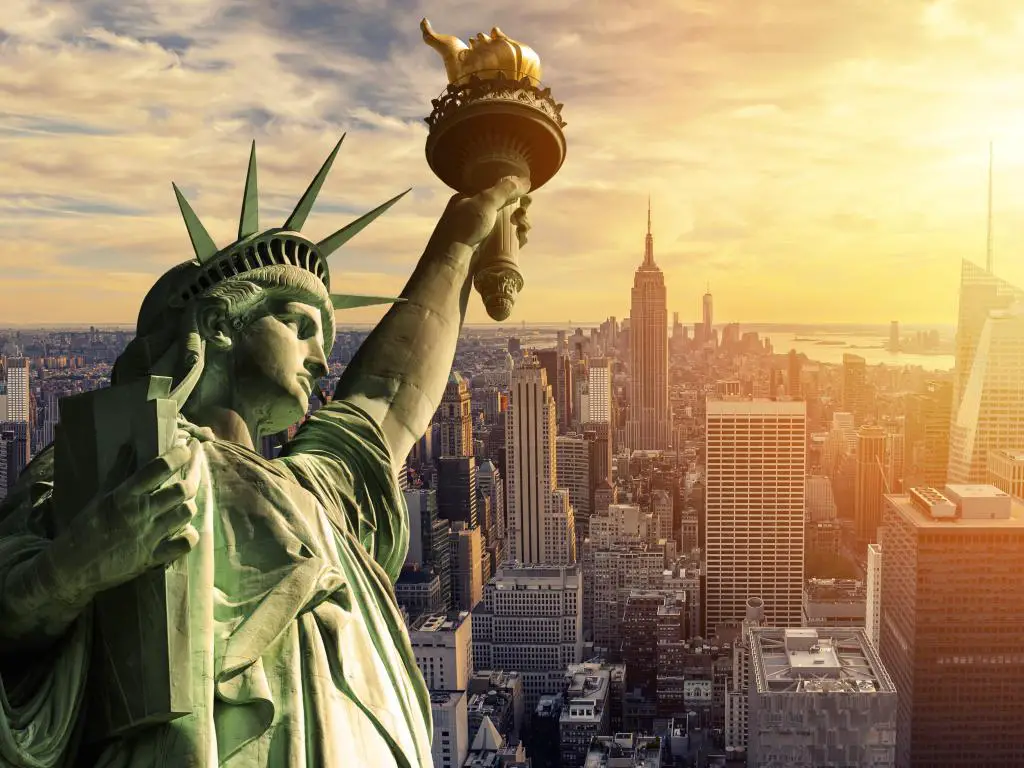 Estatua de la libertad y el horizonte de la ciudad de Nueva York