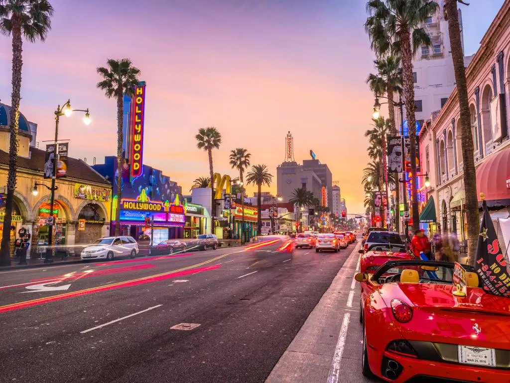 Tráfico en Hollywood Boulevard al anochecer, Los Ángeles, California