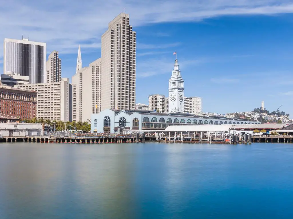Vista del edificio del ferry de San Francisco y el horizonte de la ciudad desde la bahía de San Francisco