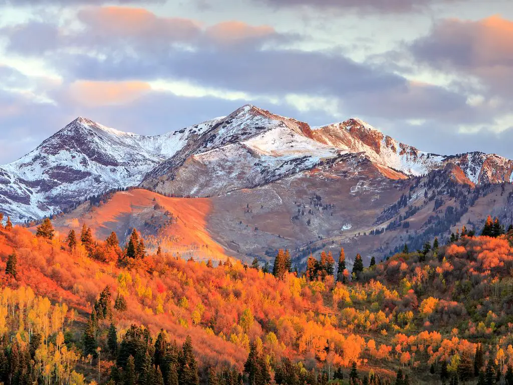 Montañas Wasatch en el otoño al acercarse a Salt Lake City en el viaje por carretera desde Denver.