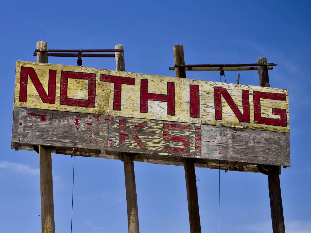 Sign for Nothing, Arizona a lo largo de la US-93, un pequeño lugar en medio del desierto de Arizona.