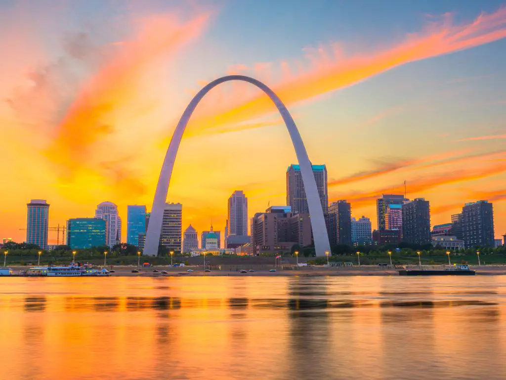 El horizonte de St. Louis, Missouri, con el Gateway Arch en el medio al atardecer.