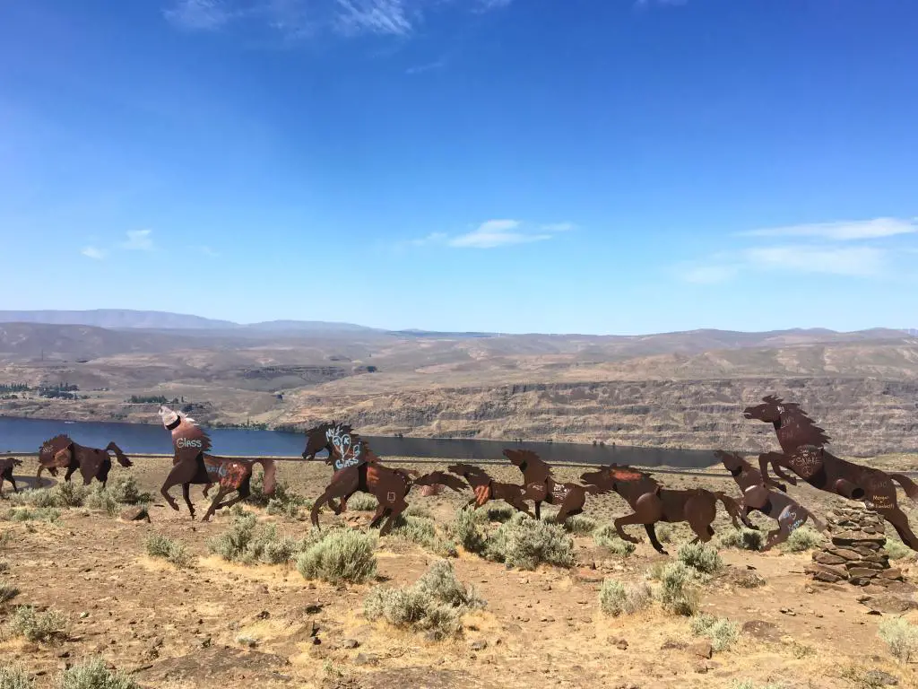 Una imagen con varios caballos salvajes esculpidos por David Govedare en Vantage, Washington.