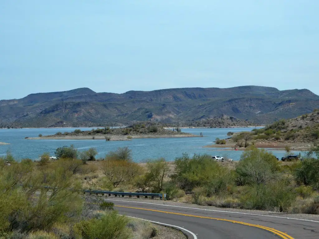 Una vista panorámica del área recreativa de Lake Pleasant Park en Phoenix, Arizona desde la carretera en un buen día