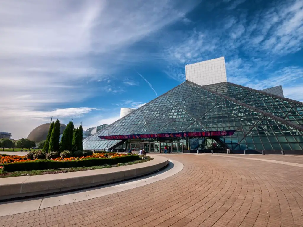El Salón de la Fama del Rock & Roll en Cleveland con su estructura piramidal durante un día luminoso.