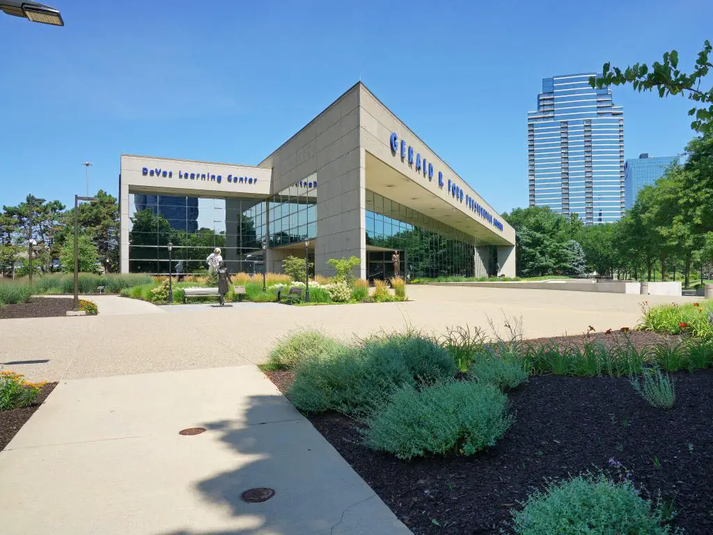 El edificio de estructura de vidrio del Museo Gerald R. Ford en Grand Rapids, Michigan.