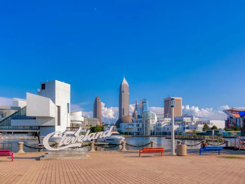 El horizonte de Cleveland con Key Bank, Rock and Roll Hall of Fame y Science Center Building en una mañana nublada de cielo azul