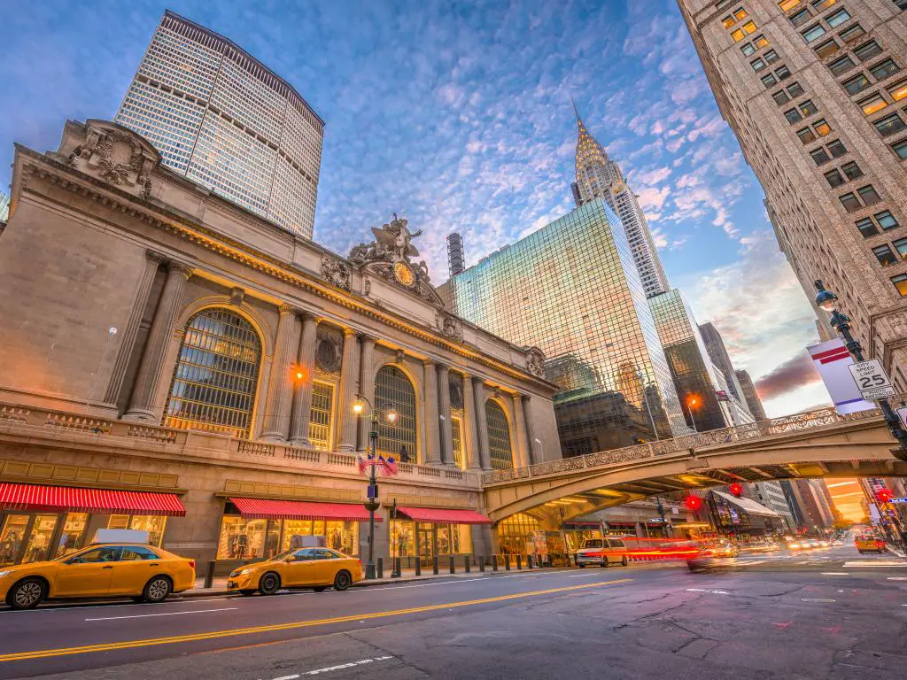 Grand Central Terminal y la concurrida calle de Manhattan, Nueva York, temprano en la mañana.