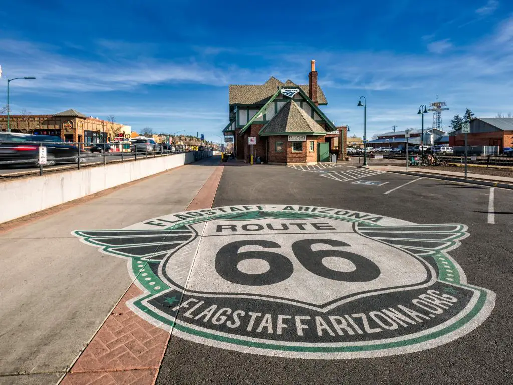 Un camino con marcas de la Ruta 66, Flagstaff, Arizona, que se encuentra en la histórica estación de tren.