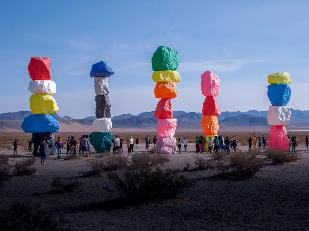 The Seven Magic Mountain, siete rocas apiladas instaladas en el desierto de Las Vegas.