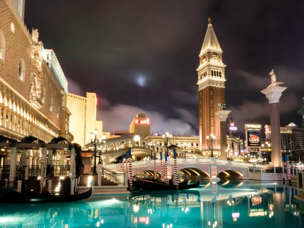 Una hermosa noche en el Gran Canal del Venetian Hotel Casino en Las Vegas, con edificios barrocos venecianos, rodeaba el río.