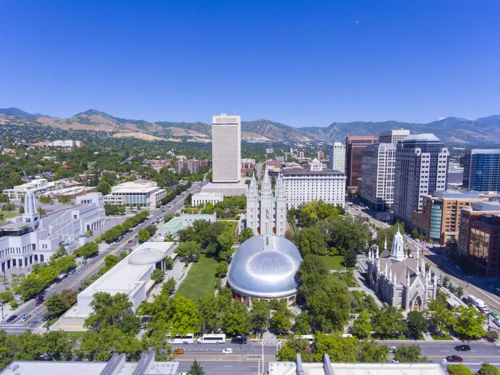 Una imagen que muestra la Manzana del Templo, el Templo de Salt Lake, el edificio de oficinas de la Iglesia SUD en el centro de Salt Lake City, Utah, en un cielo claro y brillante.