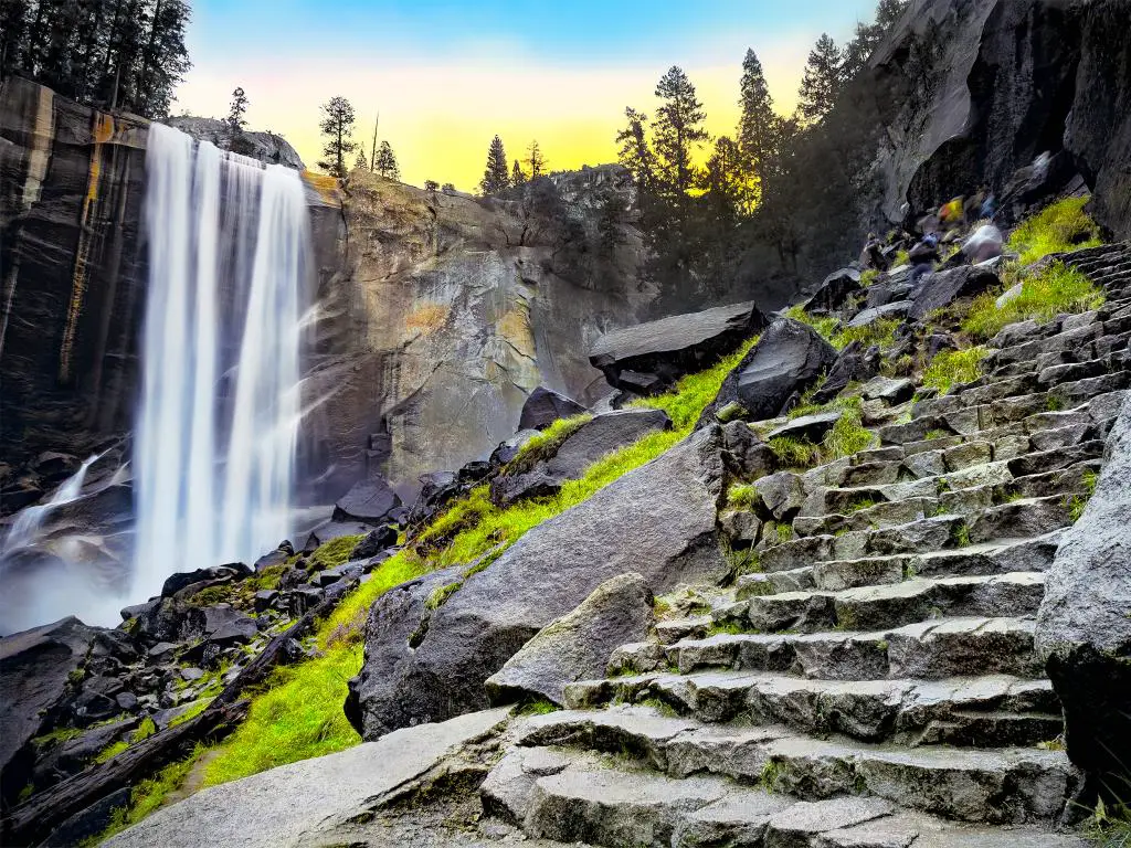 La imagen muestra Vernal Falls a la izquierda y su sendero de escaleras a la derecha al amanecer.