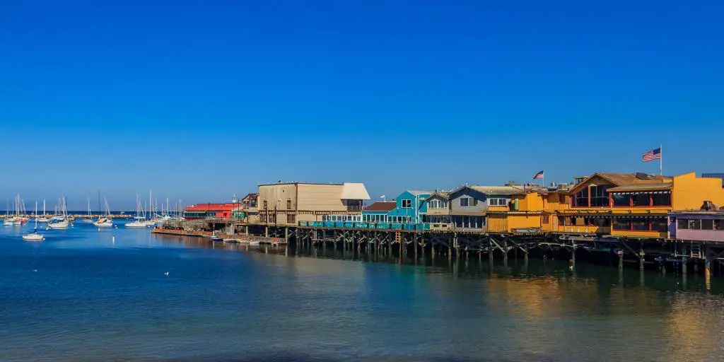 Restaurantes y tiendas a lo largo de Old Fisherman's Wharf en Monterey, California.