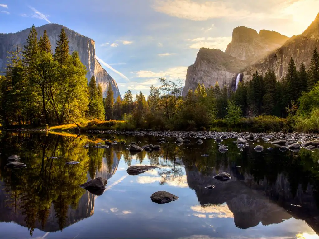 Vista del valle de Yosemite al amanecer desde el río Merced, California.