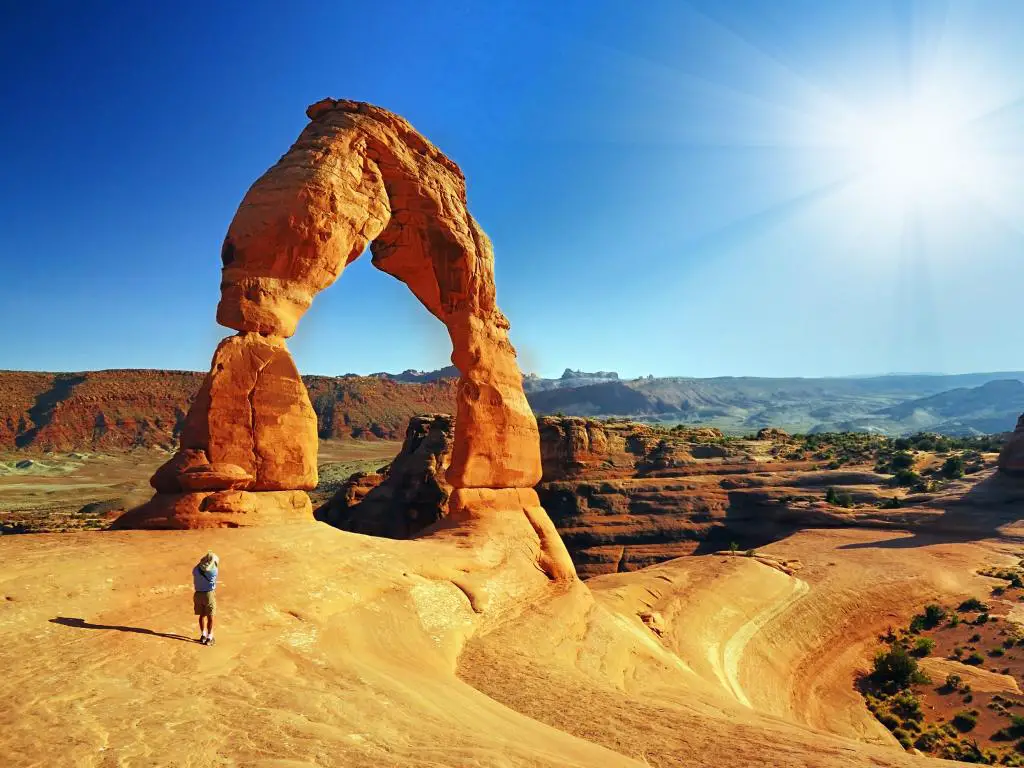 El Parque Nacional Arches en Utah tiene formaciones rocosas rojas únicas en forma de arco.