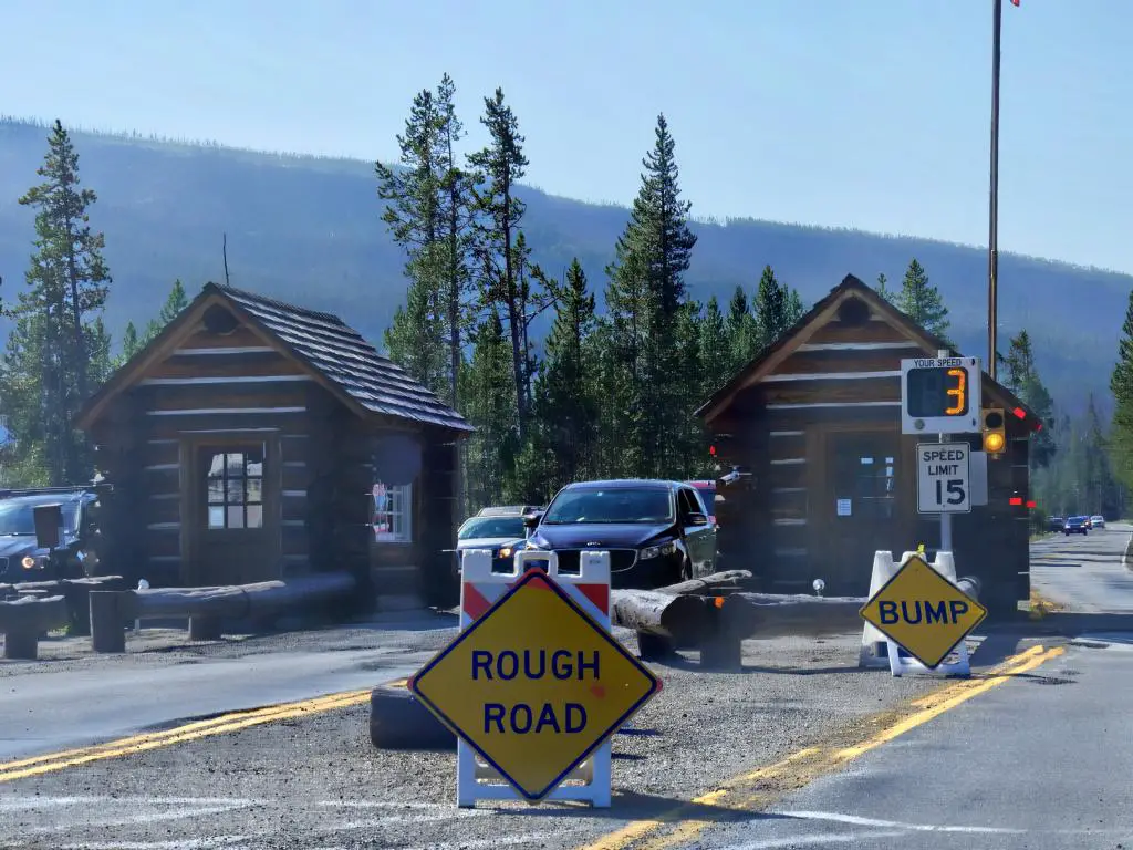 Entrada sur del Parque Nacional de Yellowstone - cabinas en la carretera