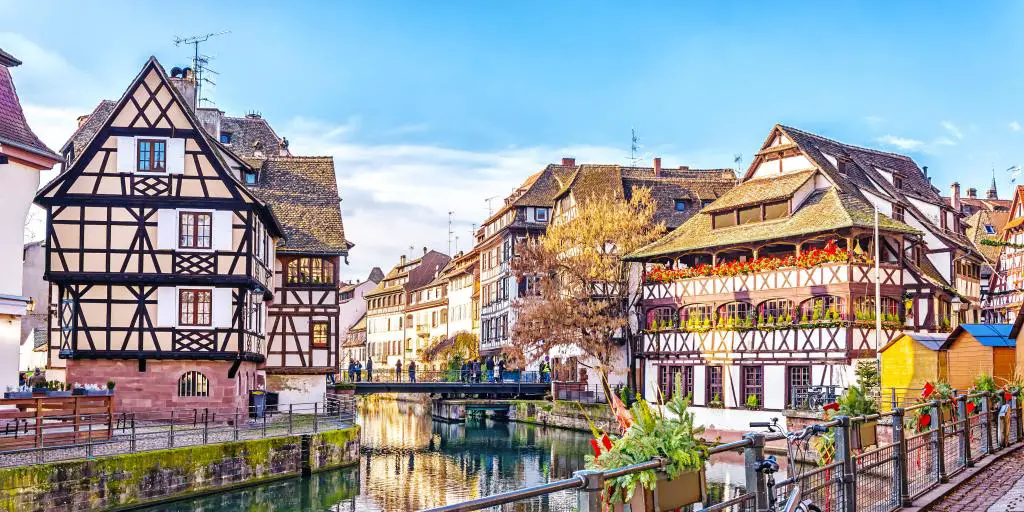El canal en Petite France, Estrasburgo, con casas a medio tiempo a ambos lados