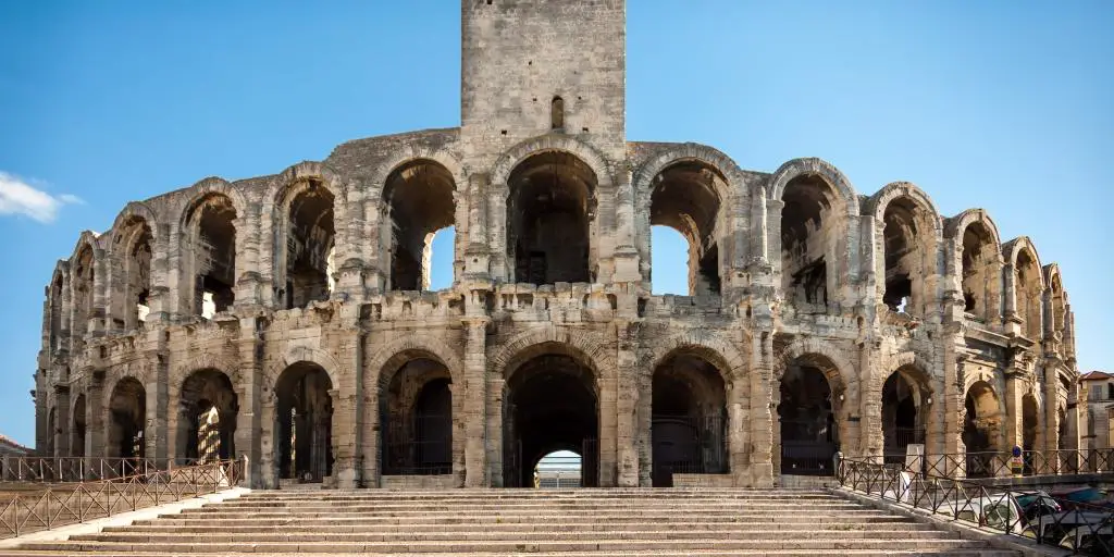 Ruinas del anfiteatro romano de Arles, Francia, en un día soleado