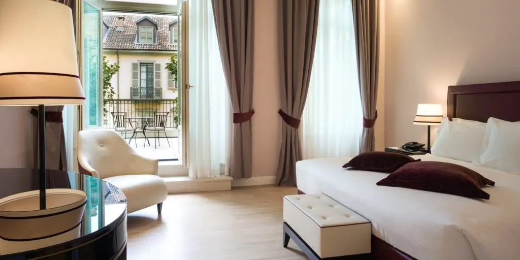 Una habitación en el Turin Palace Hotel habitación con terraza privada