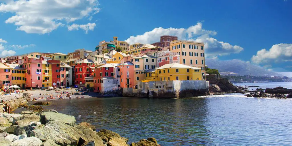 casas coloridas abrazan la costa en Génova, al norte de Italia
