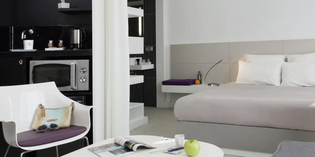 Un dormitorio en el hotel Novotel Suites Den Haag City Center en La Haya, Países Bajos