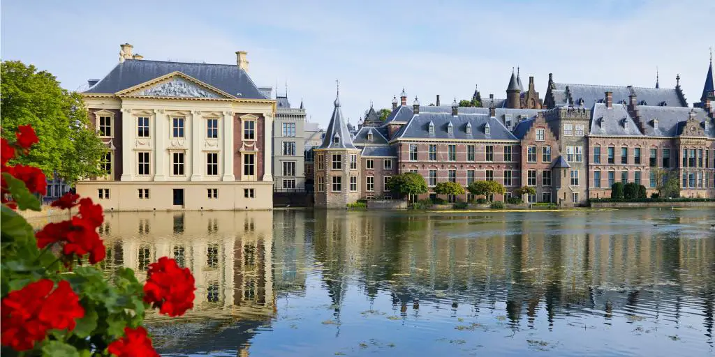 Museo Mauritshuis, La Haya sobre el agua con algunas flores rojas 