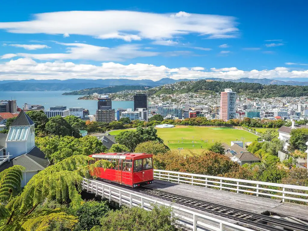Wellington, Nueva Zelanda, con vistas al teleférico rojo de Wellington, el punto de referencia de Nueva Zelanda y la ciudad y la costa a lo lejos.