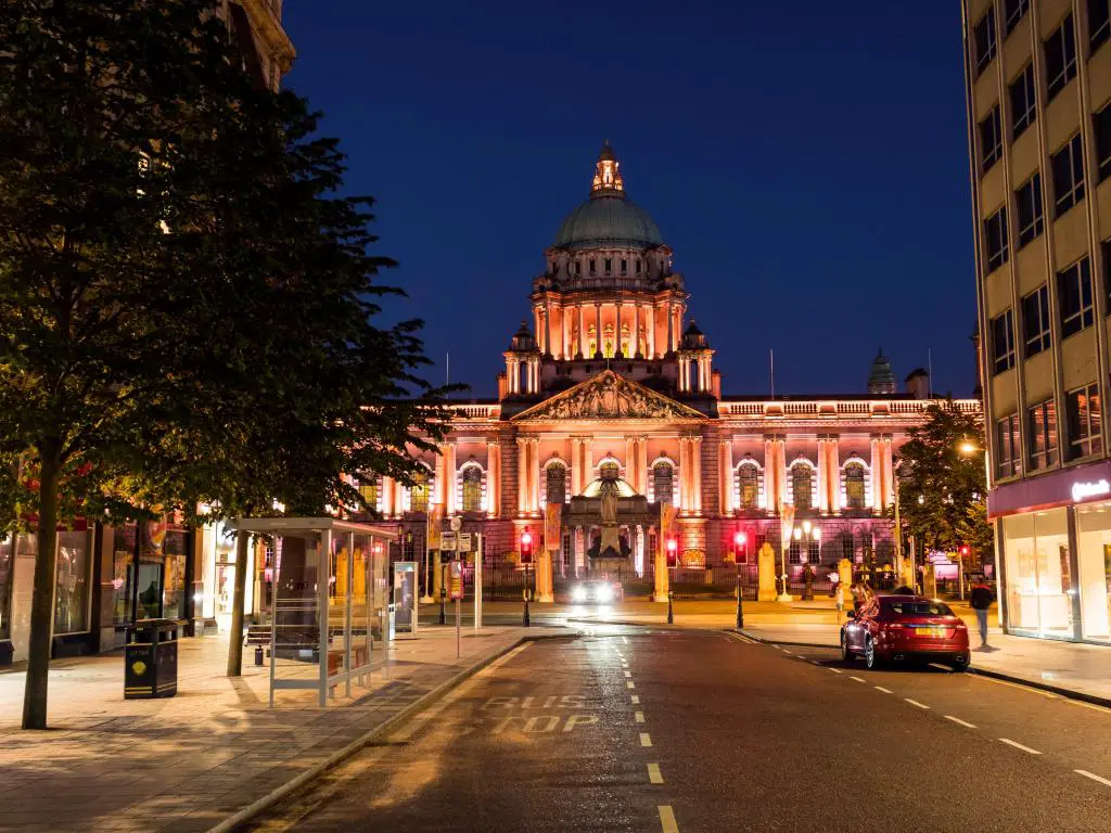 Belfast, Reino Unido.  Vida nocturna con el ayuntamiento de Belfast, Reino Unido, la capital de Irlanda del Norte por la noche con un cielo azul oscuro