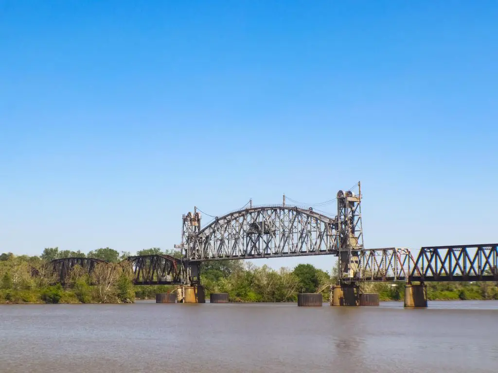 Elevación vertical a través del puente de armadura sobre el río Arkansas en el ferrocarril de Arkansas y Missouri entre Fort Smith y Van Buren en Van Buren Arkansas