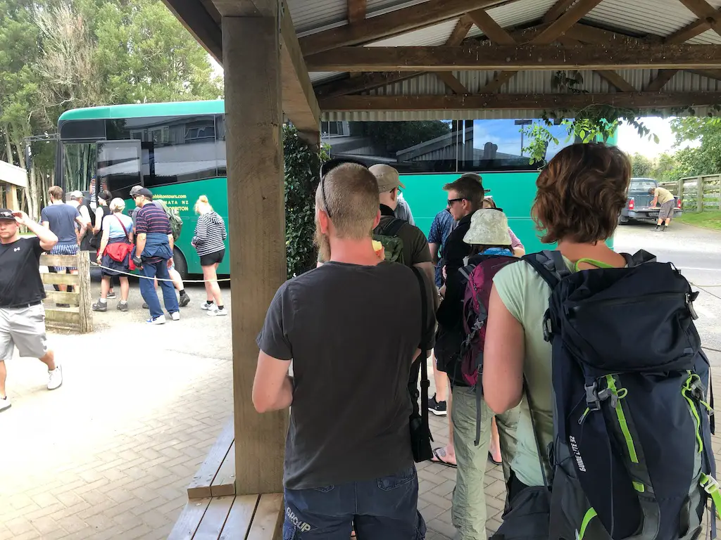 Grupo subiendo al autobús en Hobbiton Movie Set Tour