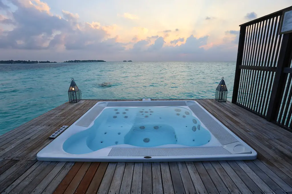 Bañera de hidromasaje villa sobre el agua Maldivas