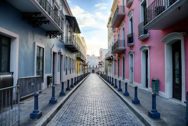Camino empedrado en el Viejo San Juan, Puerto Rico.