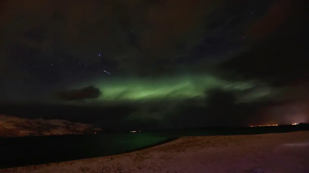 Aurora boreal y estrella fugaz Noruega