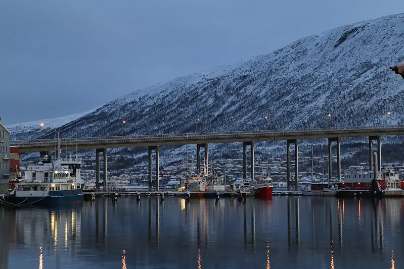 Barcos y puente Tromso Noruega