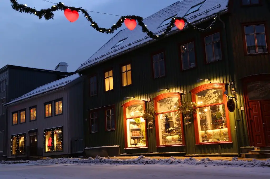 Adornos de Navidad de invierno Tromso Noruega