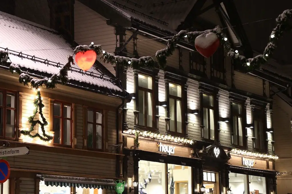 Adornos de Navidad de invierno Tromso Noruega