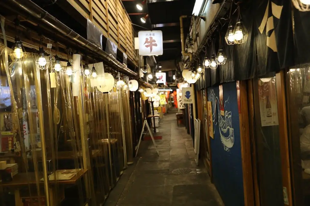 Callejón bordeado de restaurante Tokio