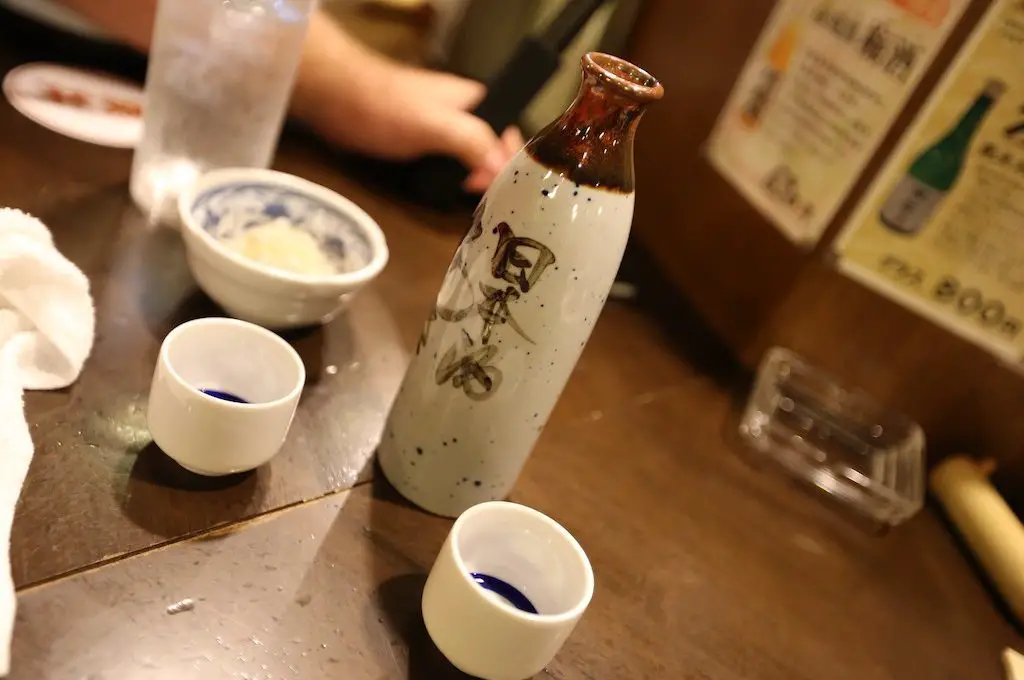 Sake caliente en el tour gastronómico de Tokio