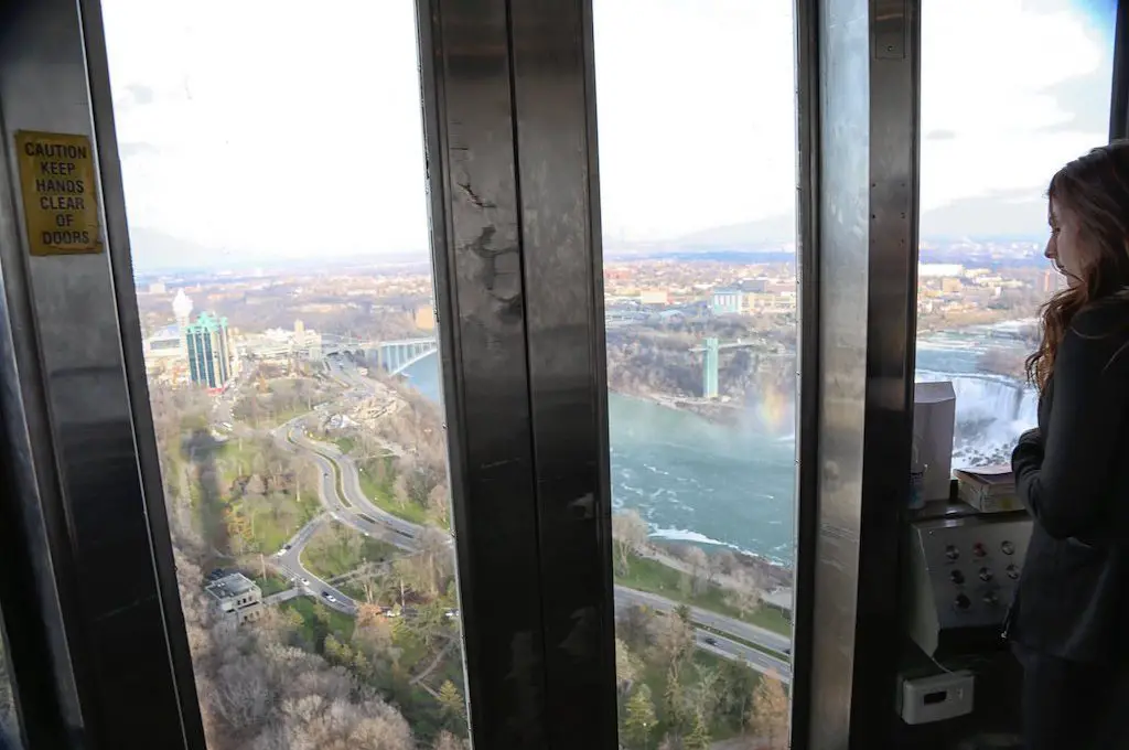 Vista del ascensor de la torre Skylon