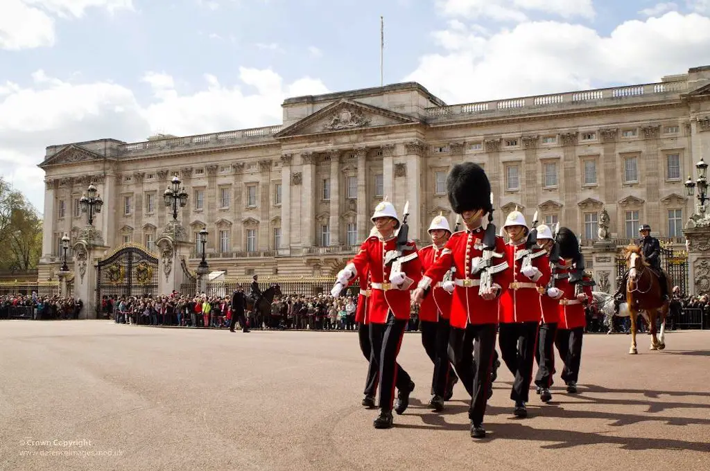 Soldados del Regimiento Real de Gibraltar participan en la ceremonia de cambio de guardia en el Palacio de Buckingham