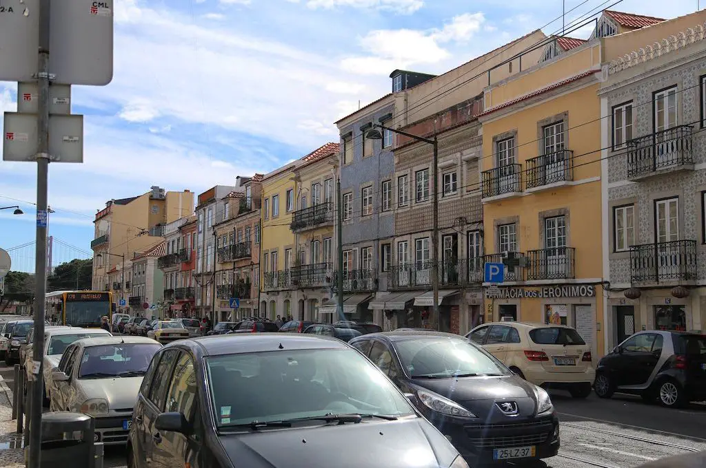 Calle muy transitada en Lisboa Portugal