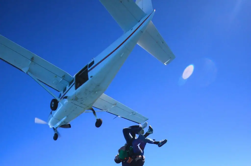 Paracaidistas saltando del avión