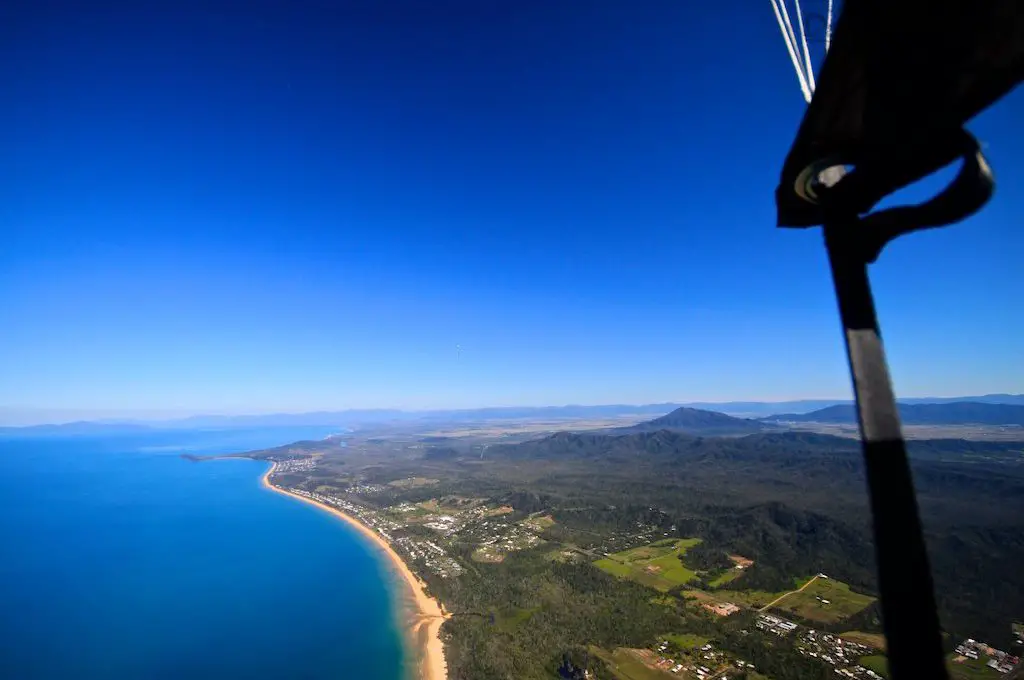 Vista aérea de paracaidistas de Mission Beach