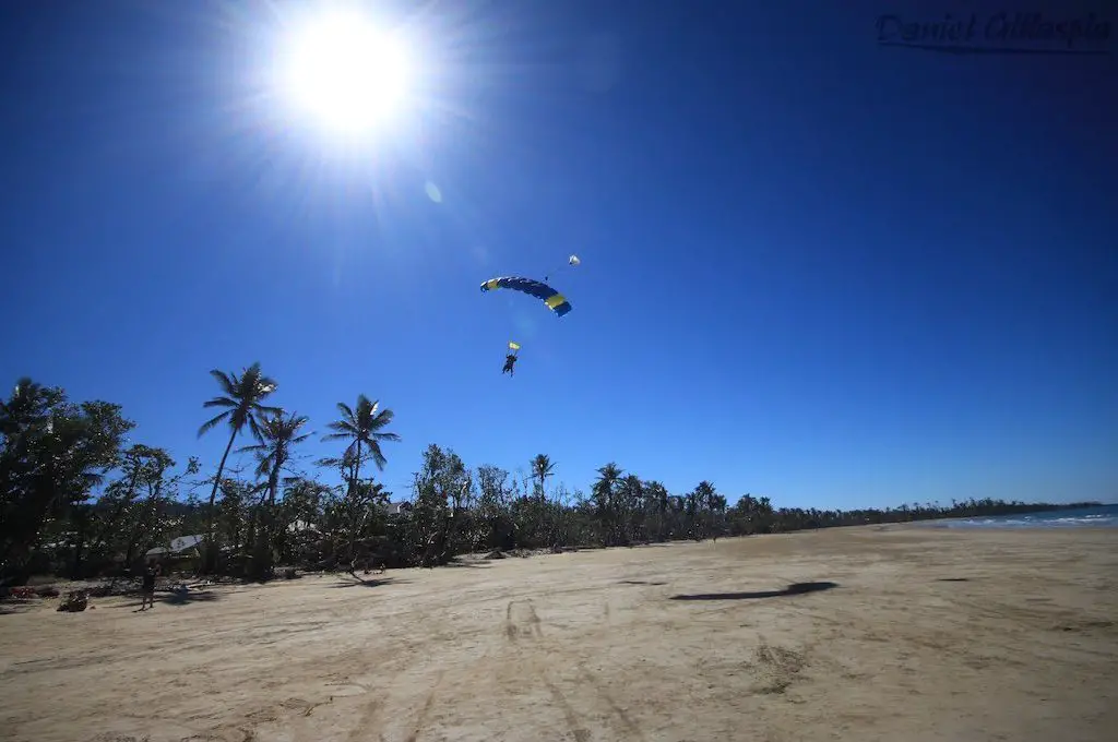 Paracaidista aterrizando en Mission Beach Australia