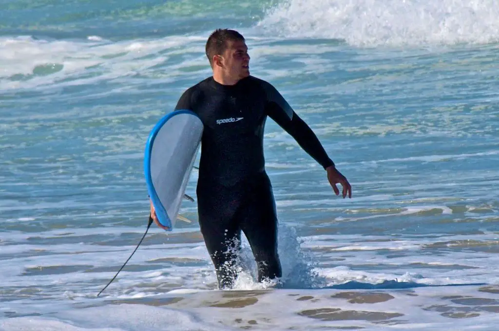 Persona que practica surf en el agua Bondi Beach Australia