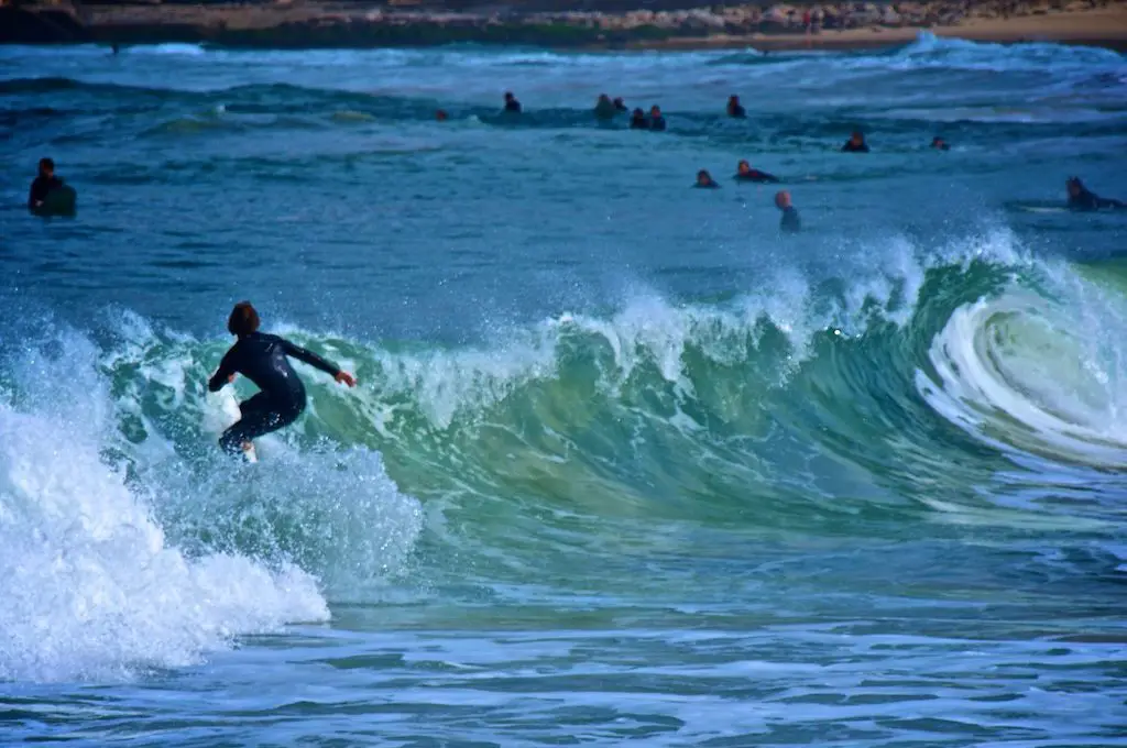Surfista montando ola Bondi Beach Australia