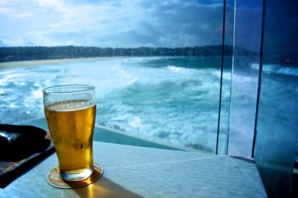 Cerveza en el bar Icebergs con vista al mar